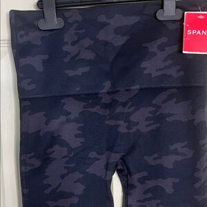 SPANX  Women’s black gray Camo Leggings